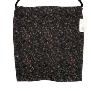 LuLaRoe Cassie Skirt NWT XL
2nd Pic Size Chart